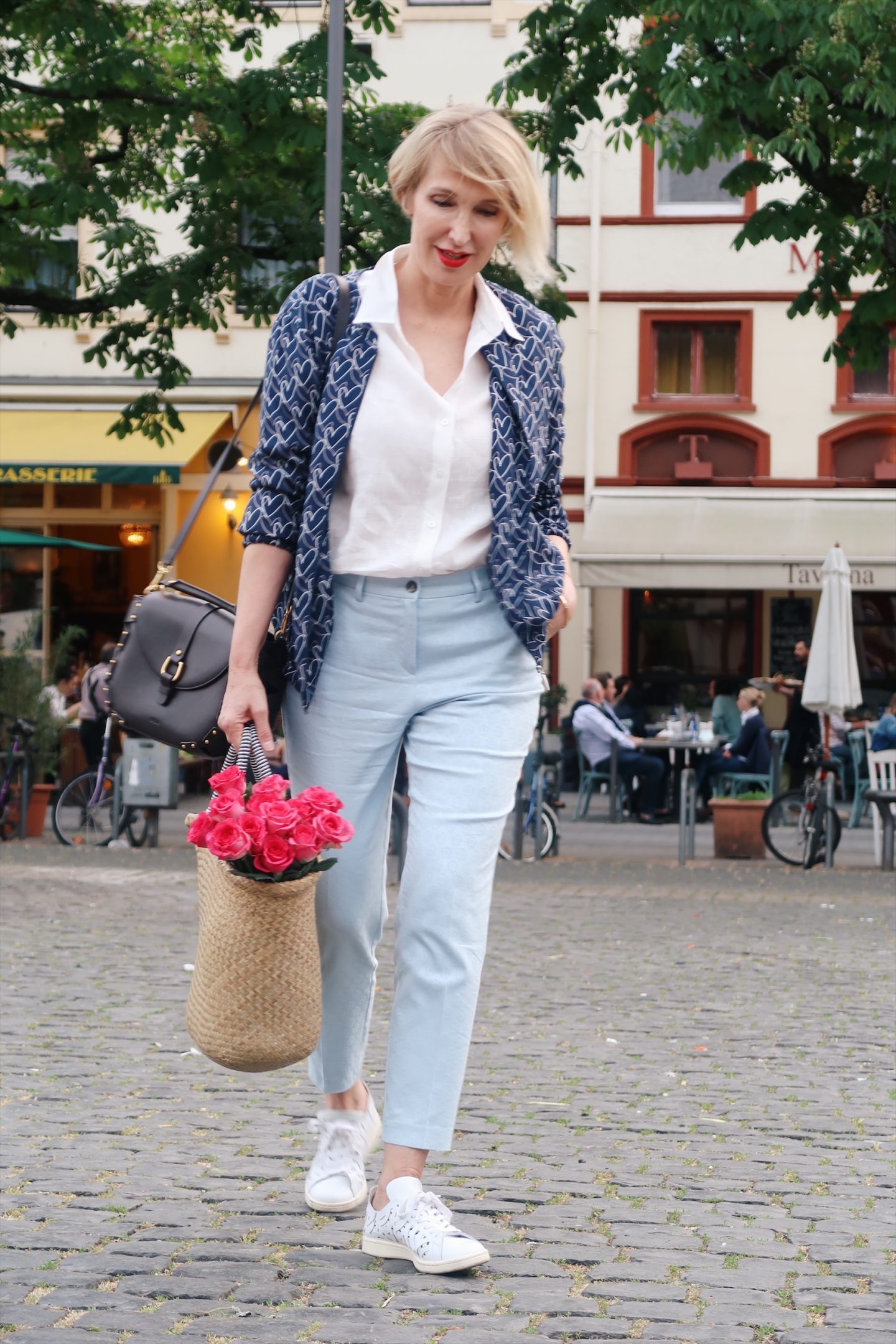 glamupyourlifestyle casual-chic casual-friday lässiges-outfit sneakers leinenhemd ue-40-mode ü-40-blog