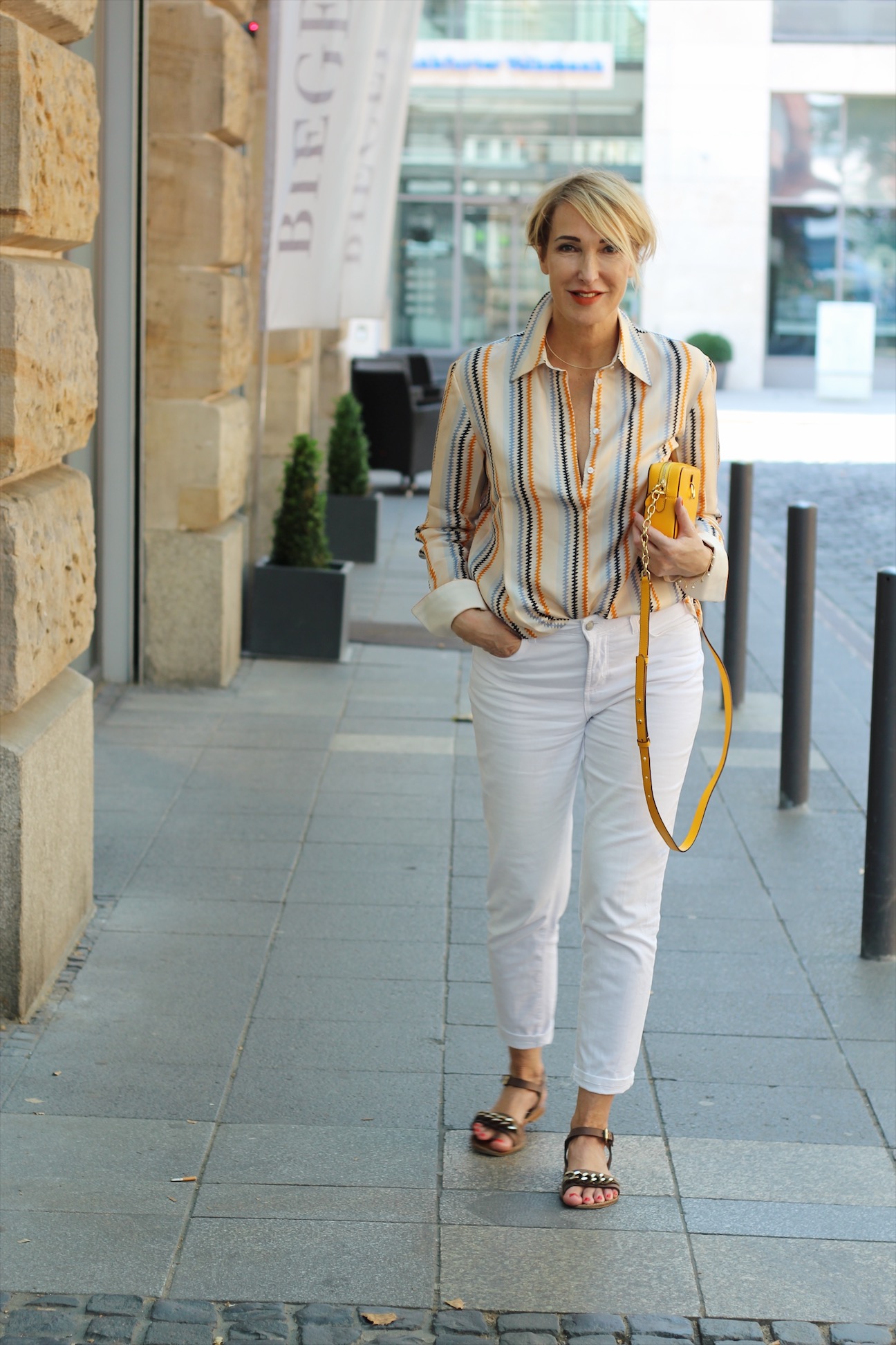 glamupyourlifestyle Sommerschlussverkauf Victoria-Beckham-Kollektion gestreifte-Blusen weiße-hose gelbe-tasche ü-40-mode ue-50-mode