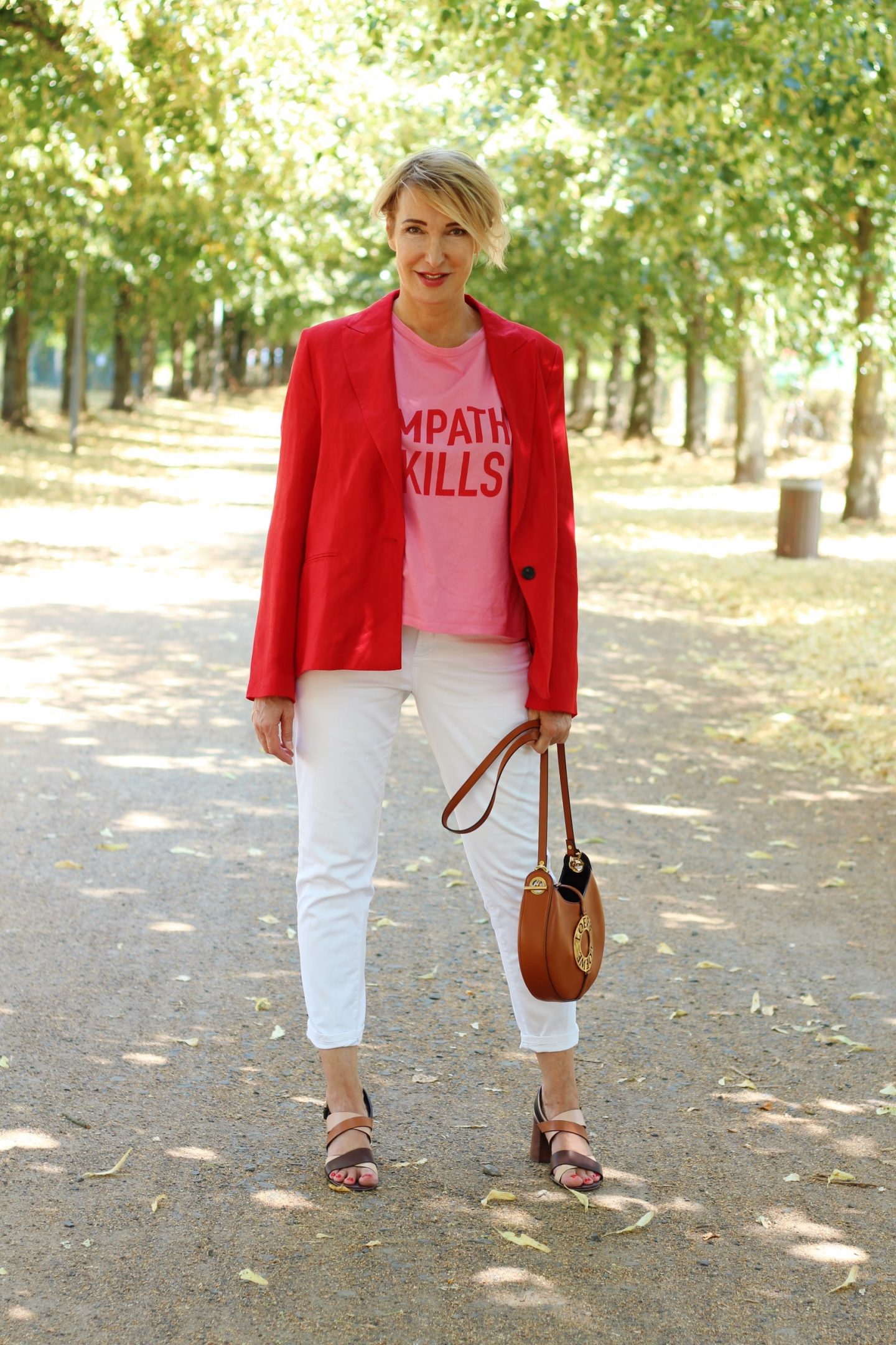 glamupyourlifestyle weiße-jeans roter-blazer sommer-outfit ue-40-blog ue-50-blog Fashionblog ü-40