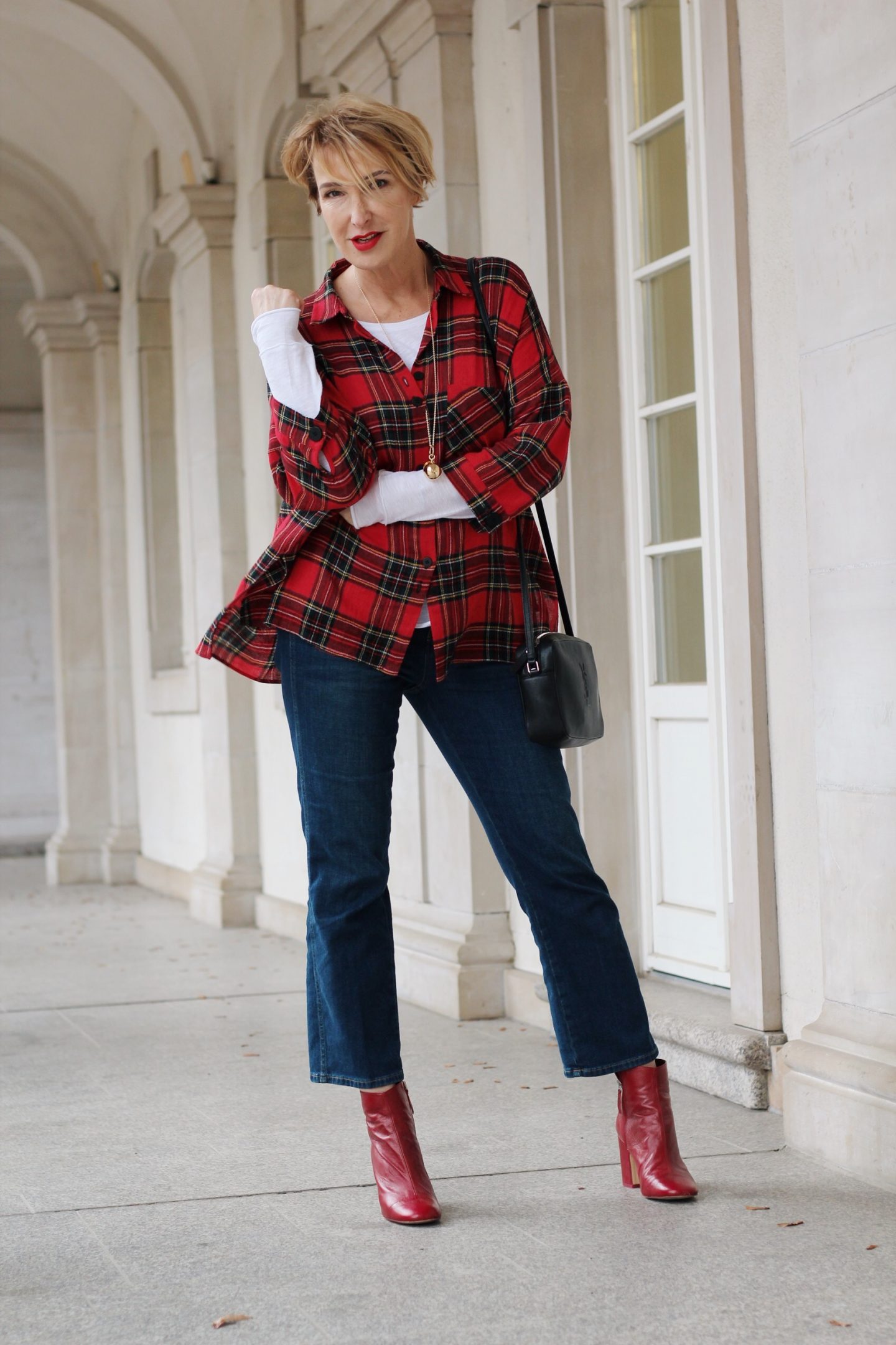 Karohemden Trend für Frauen Ü40 Ü50 - karierte Hemden schick Stylen mit Jeans und hohen Schuhen.