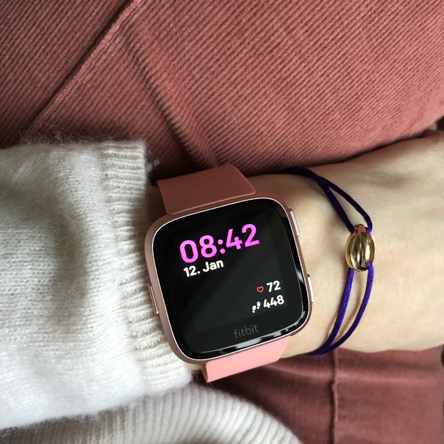 Fitbit Versa - persönliche Erfahrungen und Test mit der Smartwatch. Mehr Schritte im Alltag durch Fitnesstracker für Frauen Ü40 Ü50.
