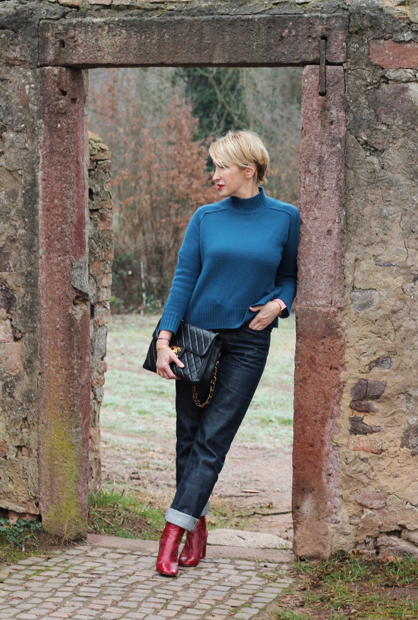 Kaschmir-Pullover richtig stylen für Frauen Ü40 Ü50 - Toller Look mit Chanel-Vintage, Jeans und hohen Schuhen.