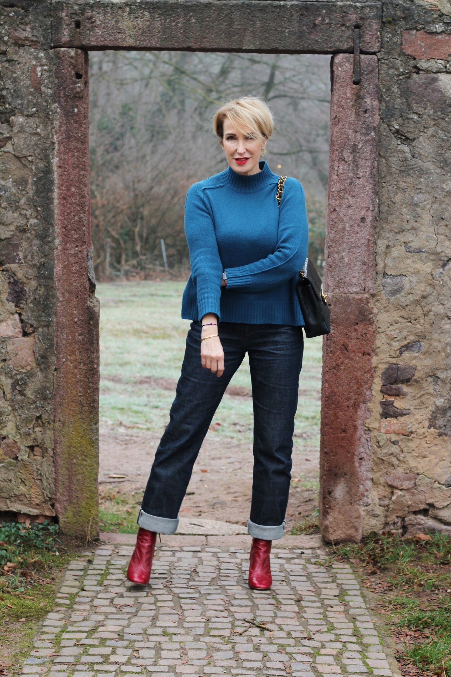 Rollkragenpullover richtig kombinieren als Frau über 40 über 50 - schicker blauer Pullover aus Kaschmir.
