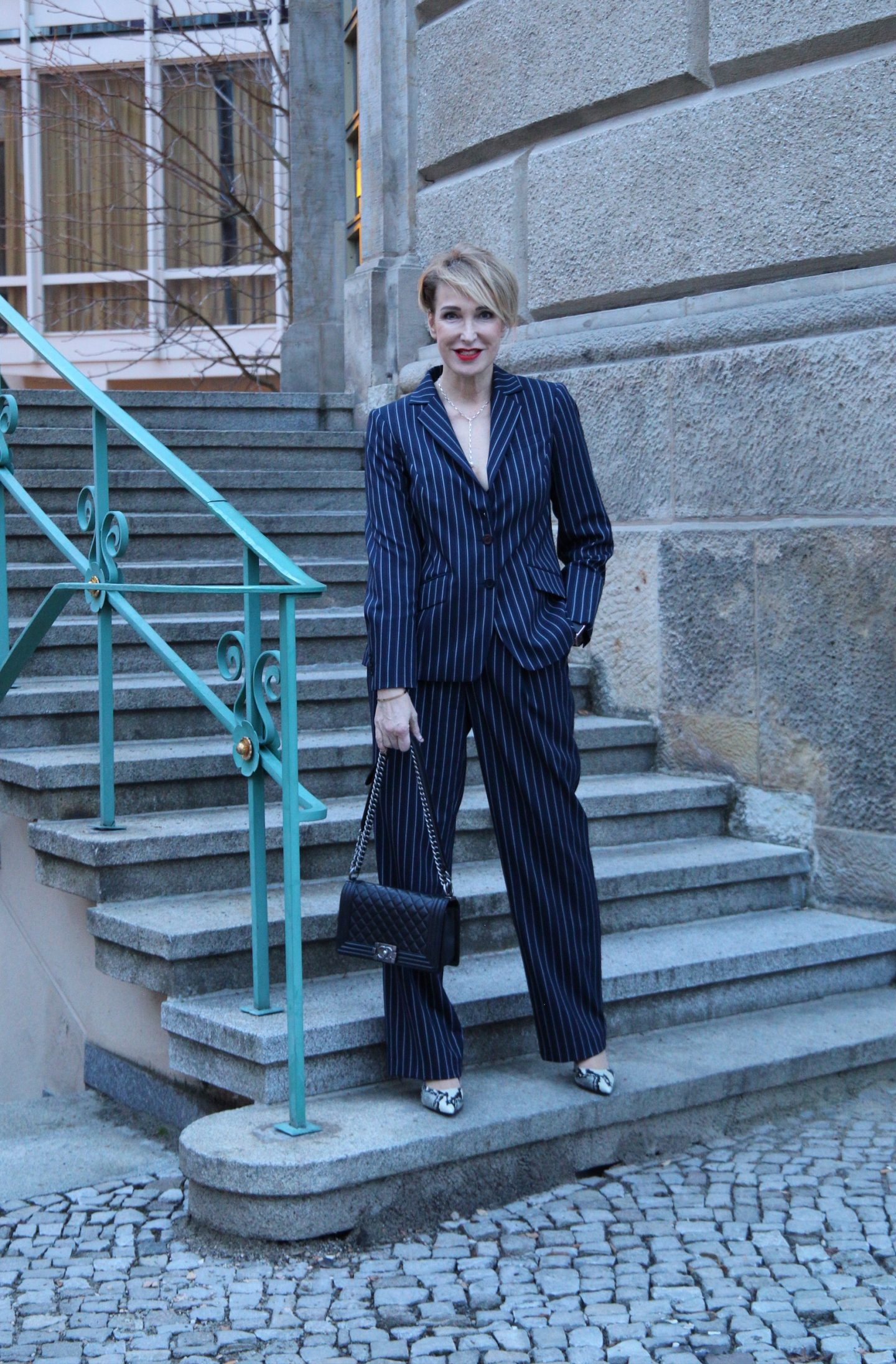 Mein Outfit für die Berlinale: Nadelstreifenanzug der Modemarke Madeleine. Ü40 Ü50 Modeblog Glamupyourlifestyle
