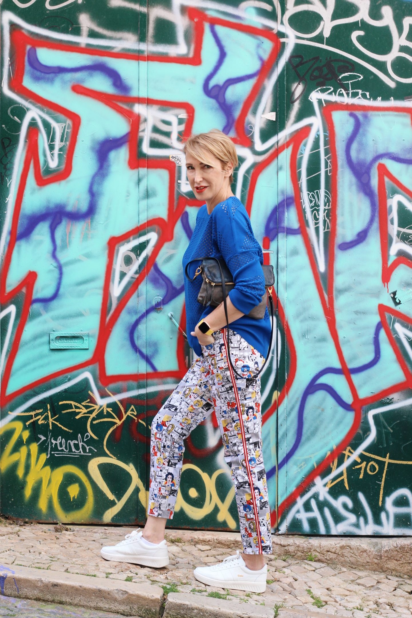 Farbenfrohes Frühlingsoutfit für Frauen über 40 über 50 mit blauem Kaschmirpullover - Modeblog Glamupyourlifestyle