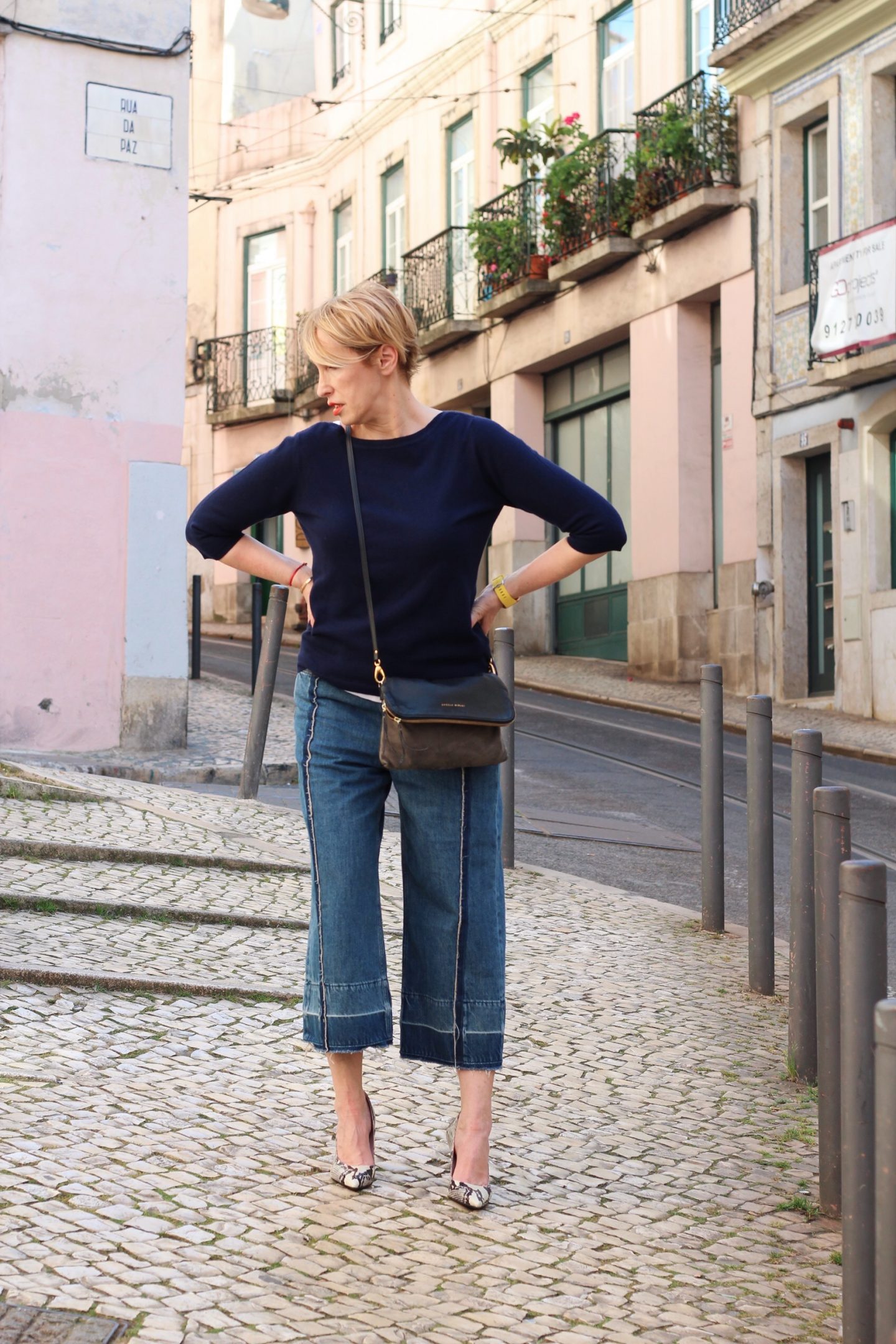 Culotte Jeans - Hosenrock richtig kombinieren. Outfitideen für Frauen Ü40 Ü50 - Jeans Culotte mit X-Figur richtig tragen.