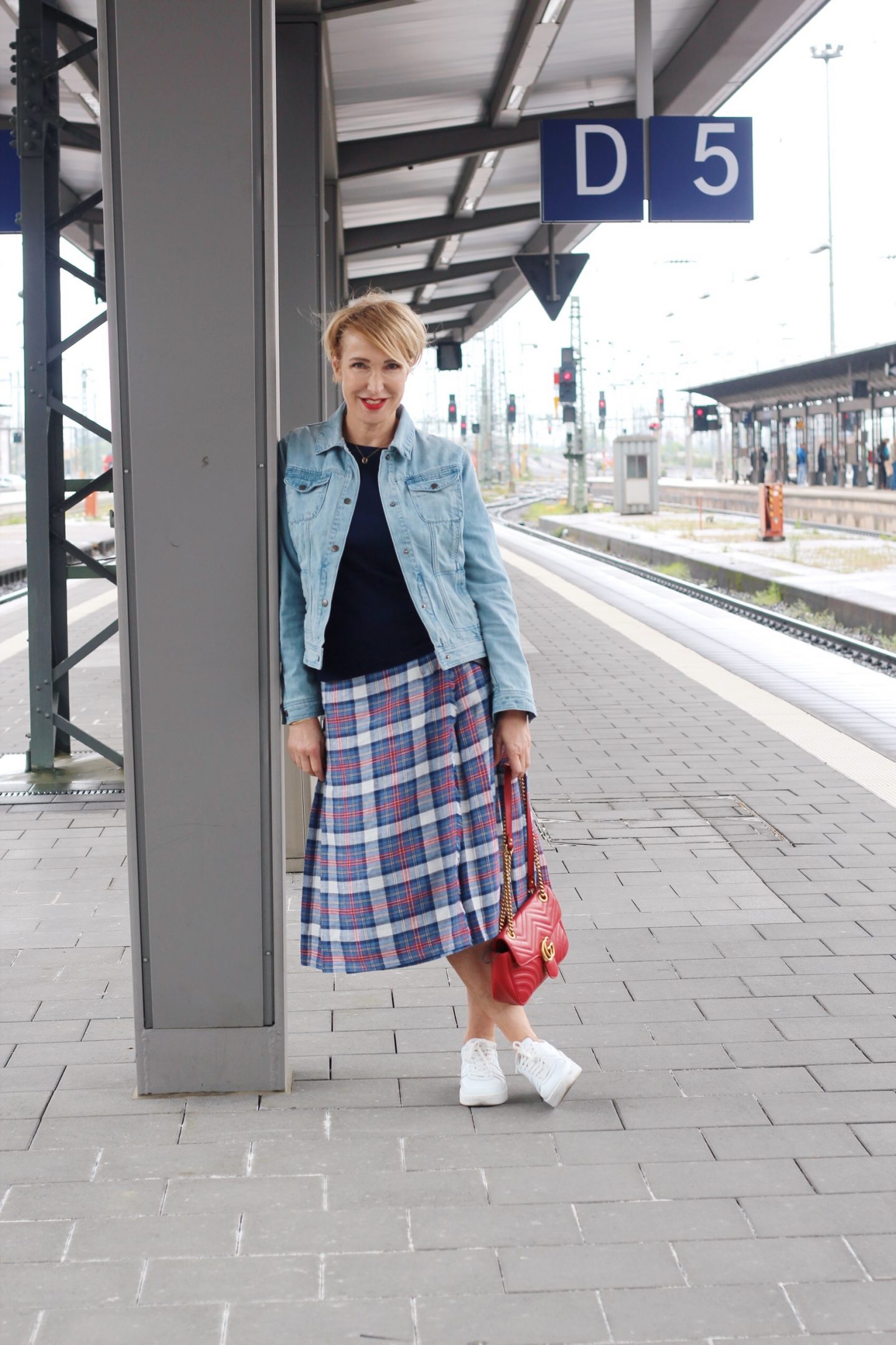 Die Jeansjacke als ideale Jacke für Unterwegs - Outfitidee mit Kilt und Pullover für Frauen Ü40 Ü50