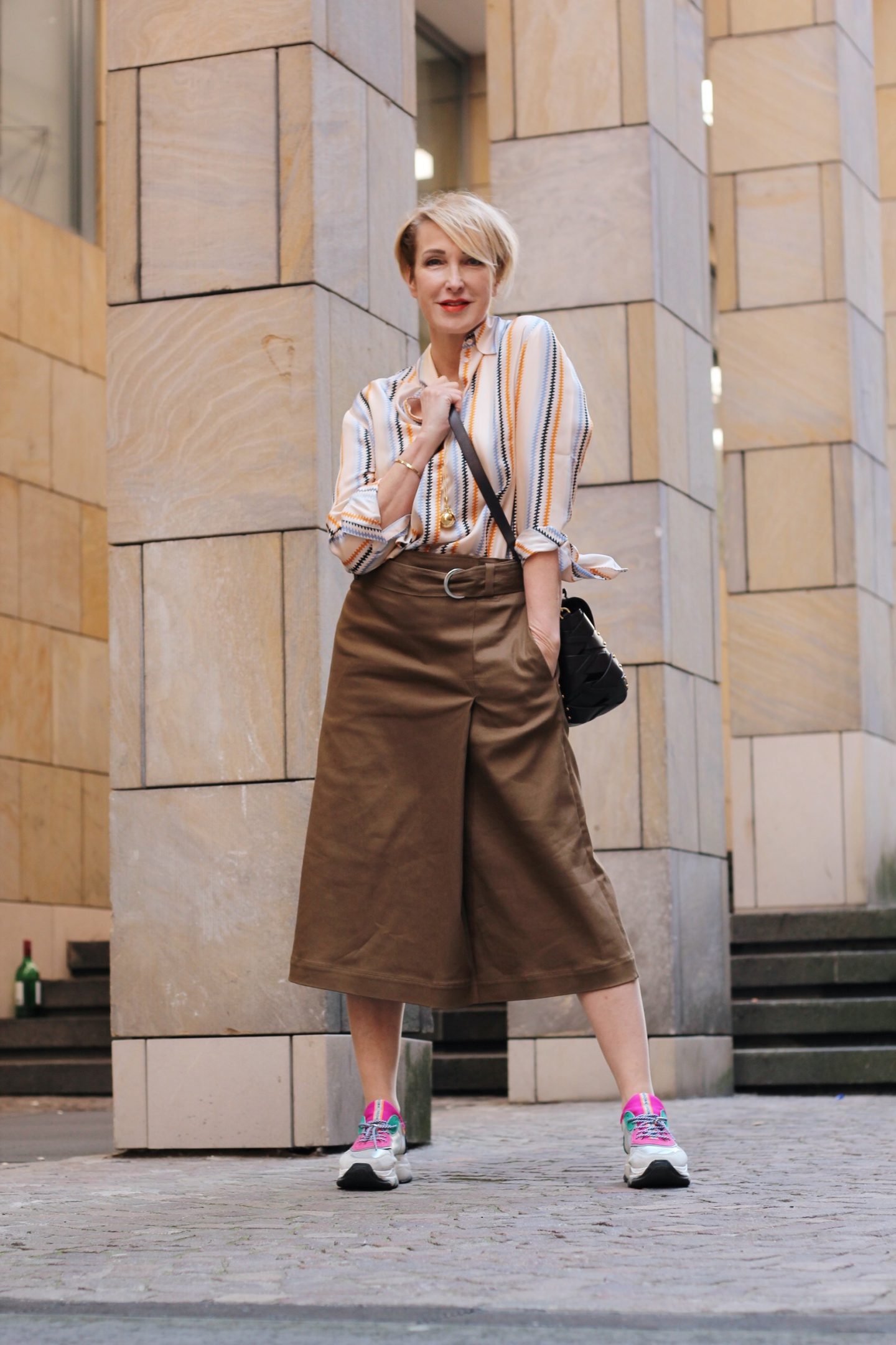 Die perfekten Röcke für das Sommer-Outfit: Seidenrock Plissee Midi-Röcken - Outfitideen für Frauen Ü40 Ü50