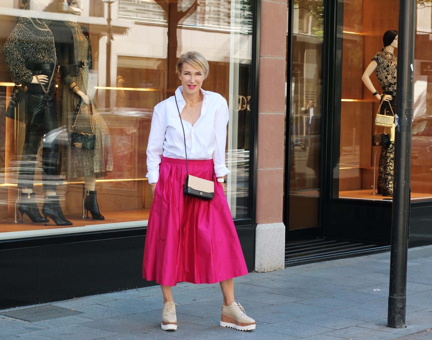 Pinker Sommerrock kombiniert mit weißer Bluse und Plateau Schnürschuhen - Outfitideen für Frauen über 40 über 50 - Modeblog