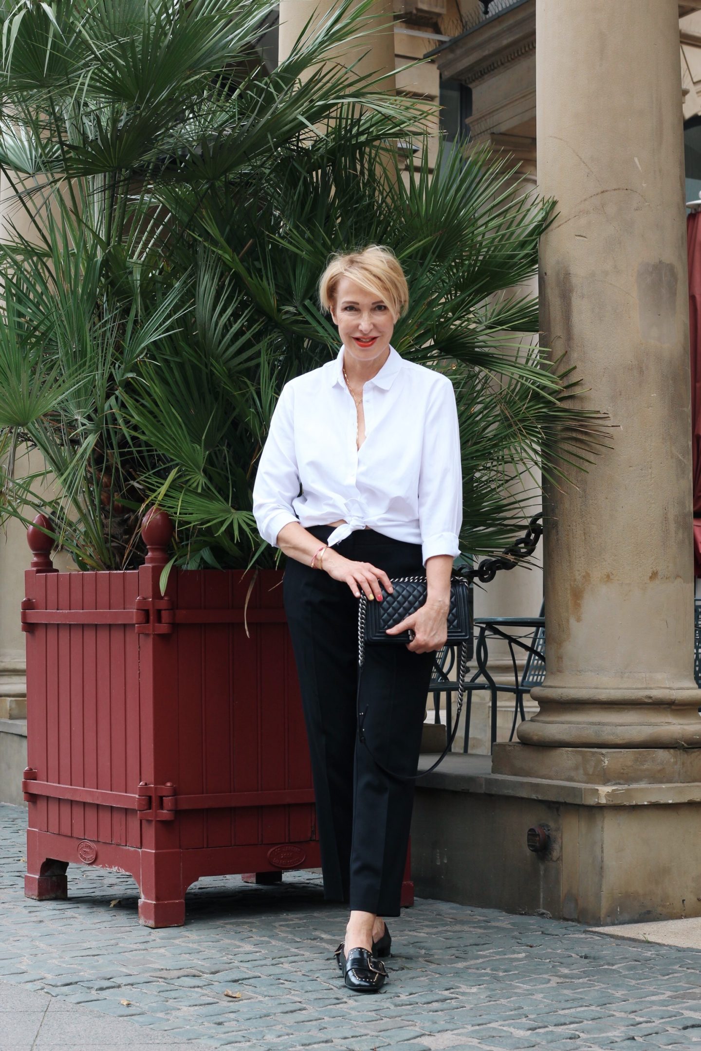 Das perfekte Outfit für die After-Work-Party - Fashionblog für Frauen Ü40 Ü50, weiße Bluse und schwarze Hose - schick und elegant.