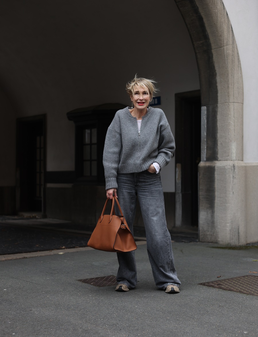 Glamupyourlifestyle Winter-Outfit The-Row-Tasche ue-50-blog ue-40-mode graues-Outfit