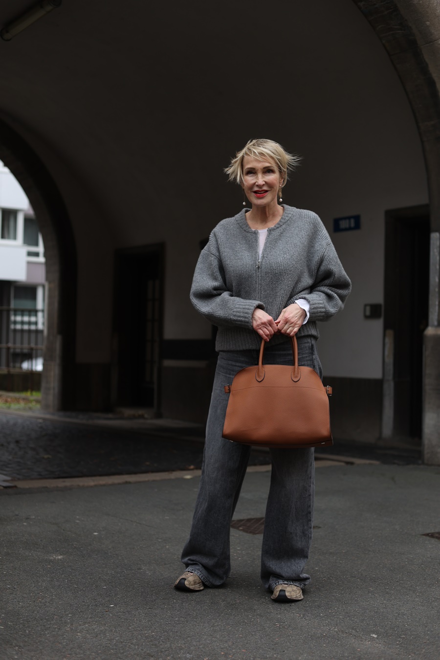 Glamupyourlifestyle Winter-Outfit The-Row-Tasche ue-50-blog ue-40-mode graues-Outfit